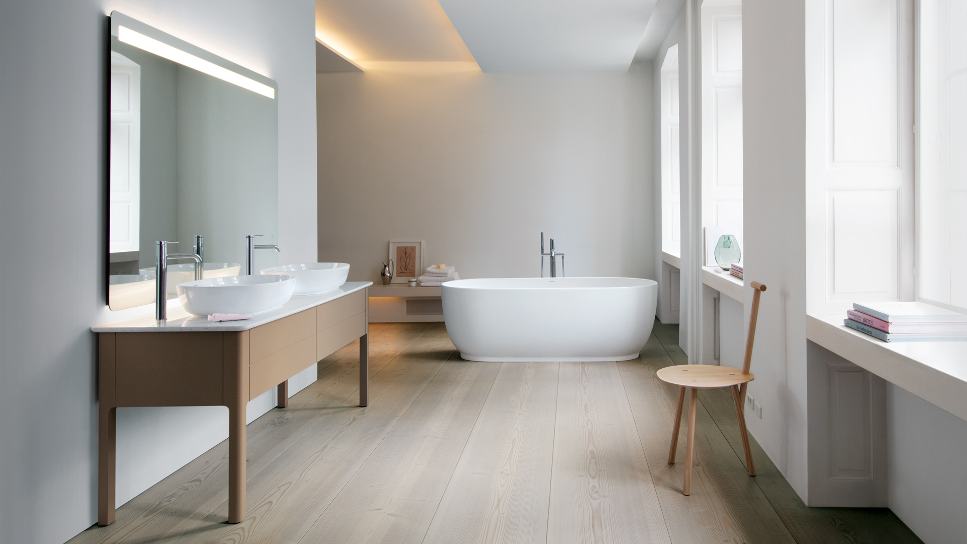 Large bathroom with Luv washbowl and bathtub
